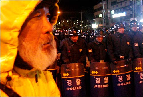 경찰에 둘러싸인 문정현 신부. 문 신부는 21일 밤, 촛불집회를 가로막은 경찰과 4시간동안이나 '대치'했다. 